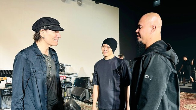 Ahmad Dhani dan Andra Ramadhan bersama gitaris dunia Steve Vai. [Instagram @ahmaddhaniofficial]